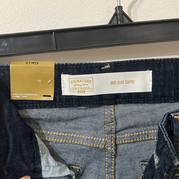 Signature by Levi Strauss & Co. Women's and Mid Rise Capri Jeans Size: 2 W26 - Picture 6 of 8